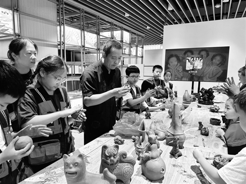 小记者们体验伏里土陶手工制作